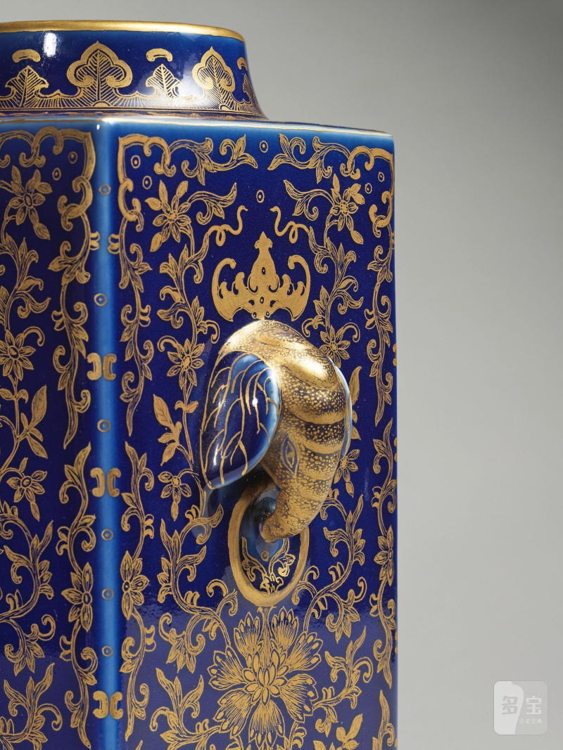 清光緒 灑藍地描金象耳銜環琮式瓶 「大清光緒年製」款 | VASE EN PORCELAINE BLEU POUDRÉ À DÉCOR À L'OR, CONG - 图8